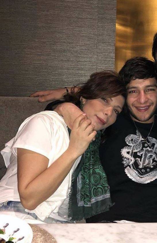 بالفيديو – مشهد مؤثر بين أصالة وابنها الأكبر على المسرح... ما فعله خطف الأنظار والقلوب