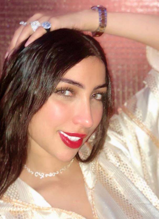 بالفيديو والصور – بعد انتقادها بسبب مجوهراتها... ماذا فعلت دنيا بطمة وأشعلت المواقع في يوم العيد؟