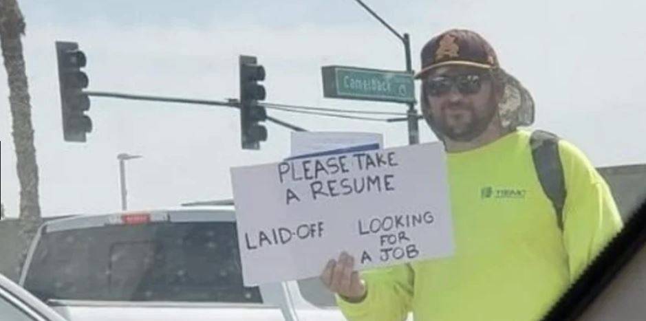 بعدما طرد من عمله حصل على مئات الفرص... والسبب طريقته غير المسبوقة