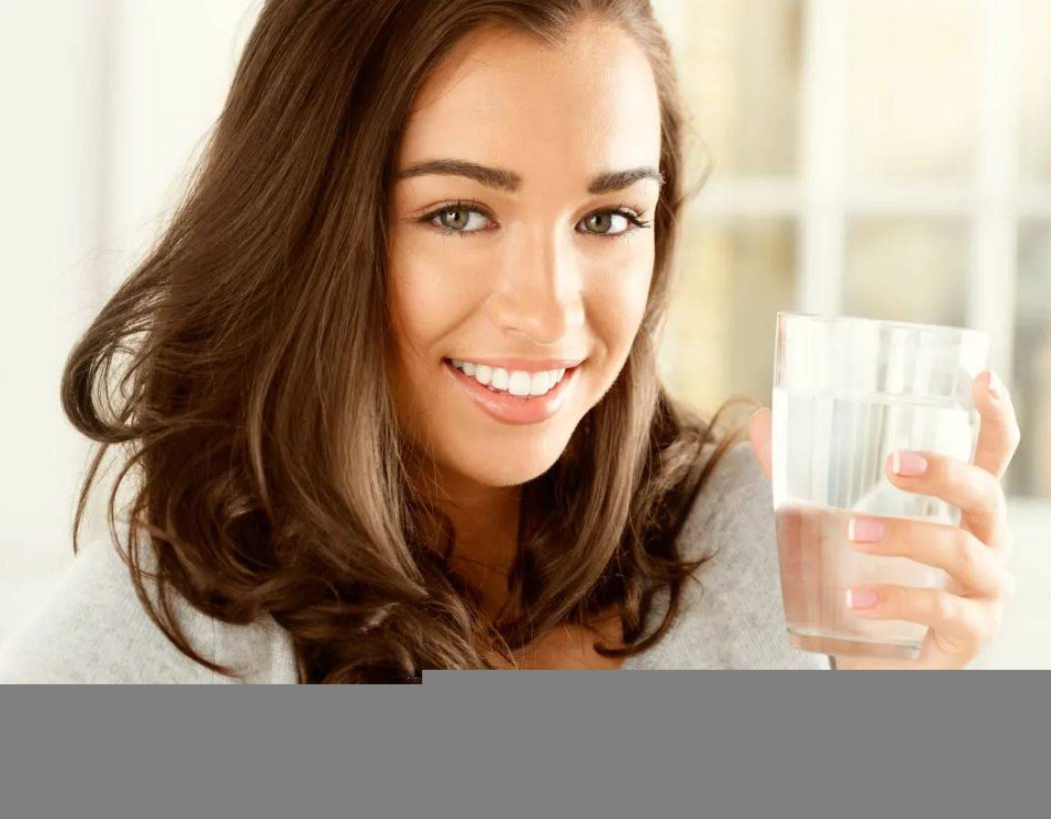 بدلاً من عصير الليمون أضيفوا هذه المكونات الى ماء الصباح لحرق الدهون