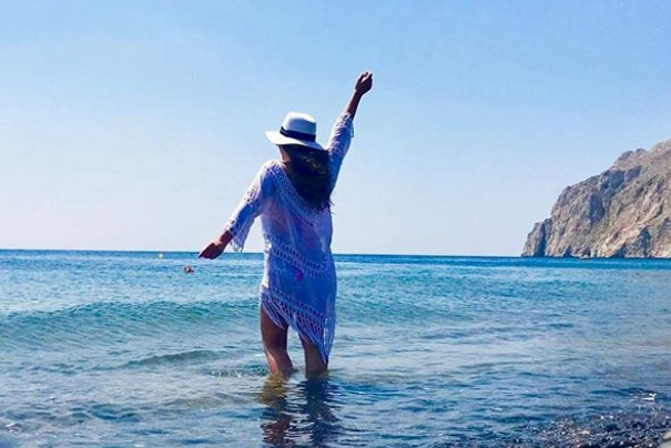 بالصور - نجمة لبنانية تثير الجدل بإطلالتها الغامضة على الشاطئ