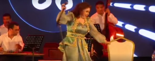 بالفيديو - سقوط ميادة الحناوي على المسرح والجمهور يؤازرها