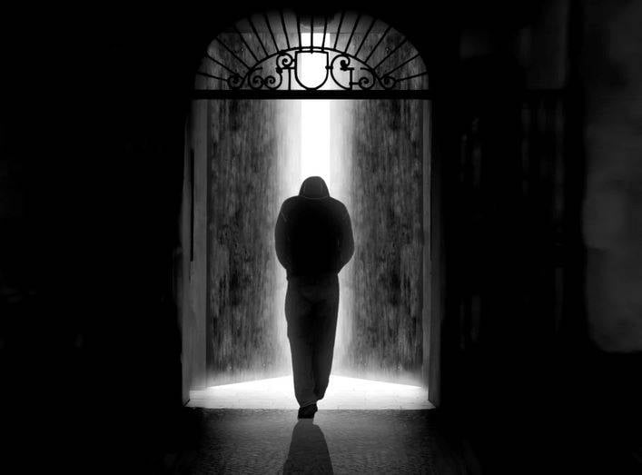 وفاة إعلامي خليجي شهير بعد سقوطه من شرفة منزله