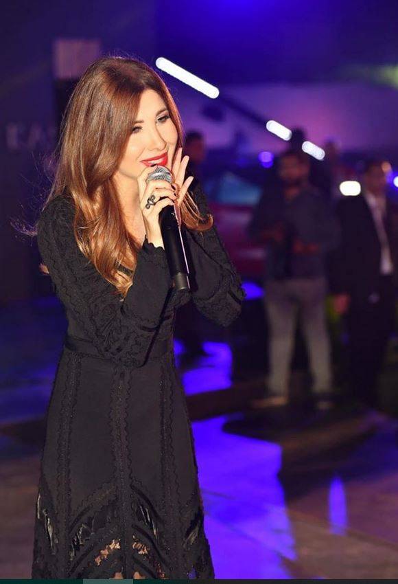 بالفيديو – معجب يحتضن نانسي عجرم ويحرجها بطلب قبلة... شاهدوا ردة فعلها