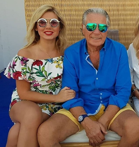 بالصور - زوجة مصطفى فهمي بإطلالة جريئة في عيده الـ77