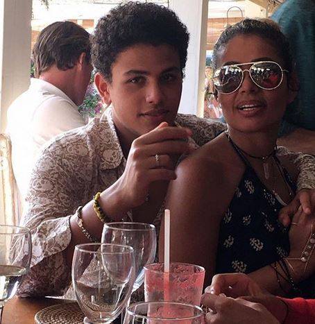 بالفيديو - أبناء عمرو دياب في تجربة مختلفة للمرة الاولى.. وهكذا تبدو زينة عاشور من دون مكياج!