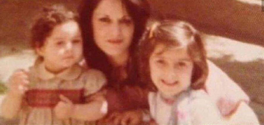 الطفلة في هذه الصورة مع والدتها وشقيقتها أصبحت ممثلة لبنانية شهيرة... من هي؟