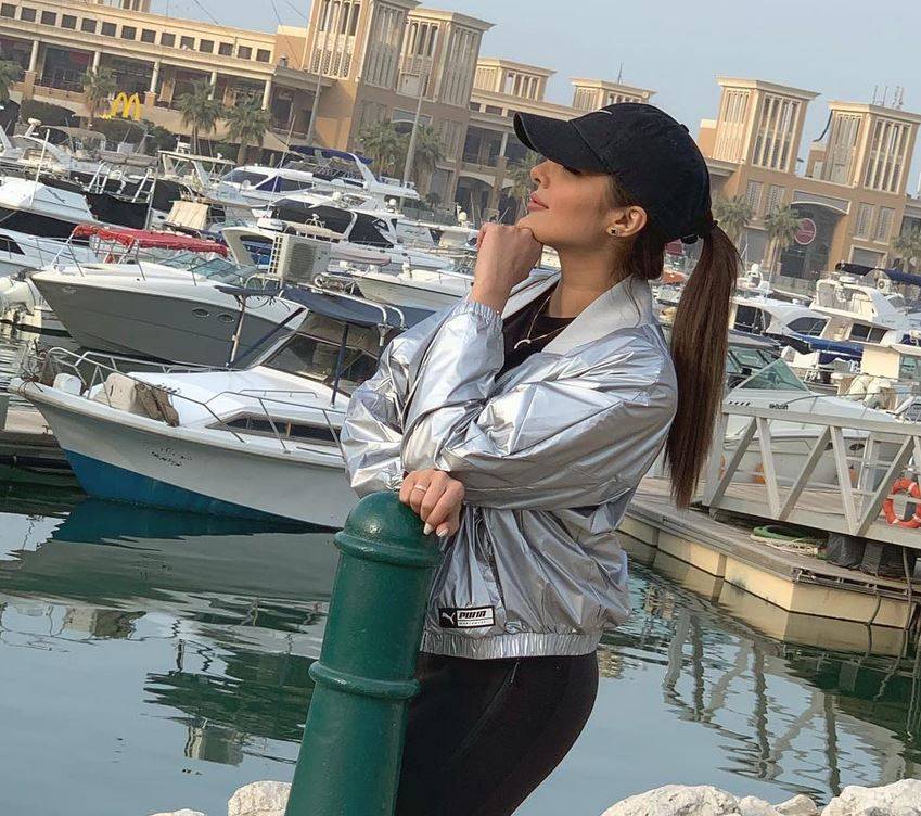 بالفيديو - ما قصة أزمة هذه المذيعة الخليجية في مطار أجنبي؟ شاهدوا ما حدث معها