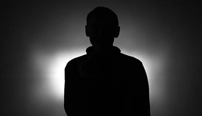 بالصورة – زوجة هذا الممثل الشهير تثير الجدل بسيرها إلى جانبه حاملة حذاءها... ما القصة؟