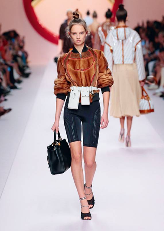 بالصور - نسقي ملابسك الصيفية مع الحقيبة بهذه الطريقة