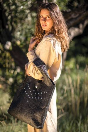 حقائب راقية مشغولة حِرفياً 
بمواد تحترم الطبيعة وعناصرها