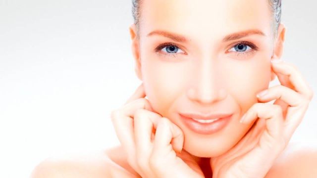 تعلمي إخفاء البقع البنيّة والتجاعيد في ثوانٍ