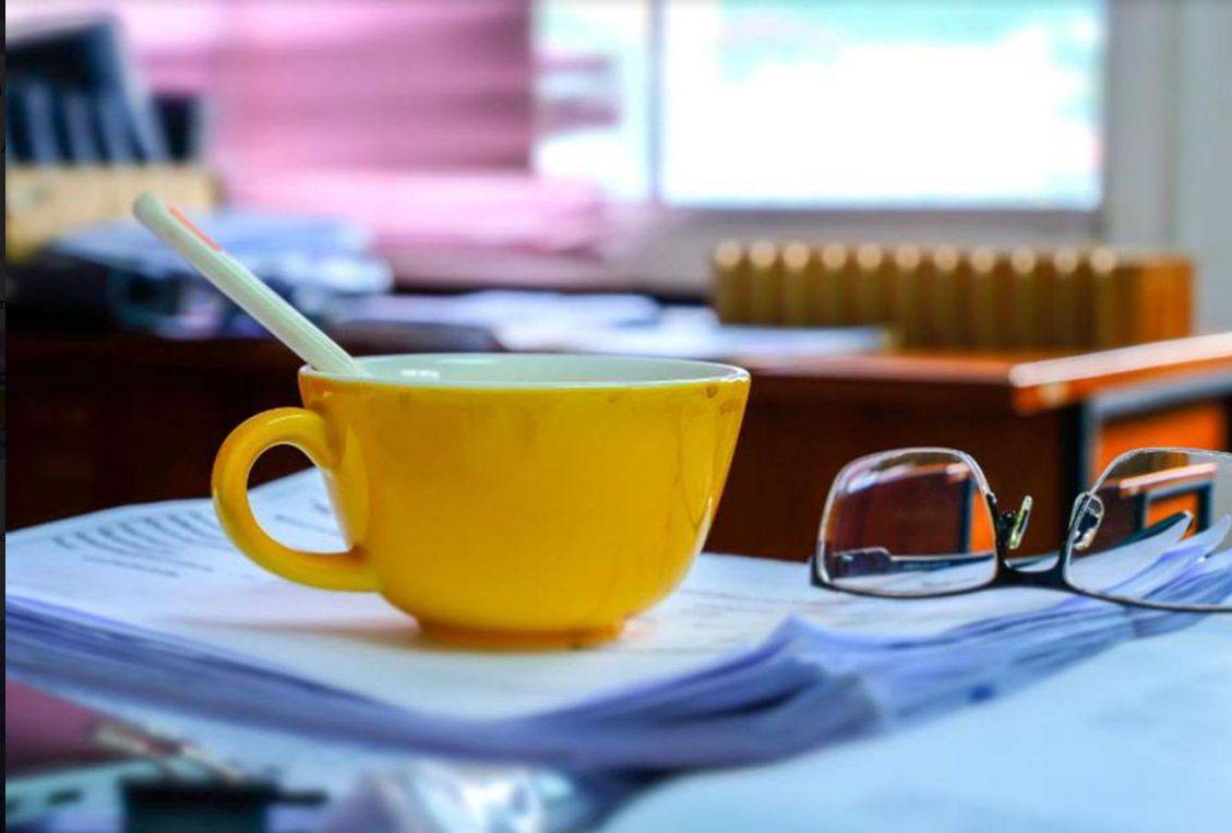 هذا الكوب الملون يساعد على خسارة الوزن... إليكم السبب والطريقة