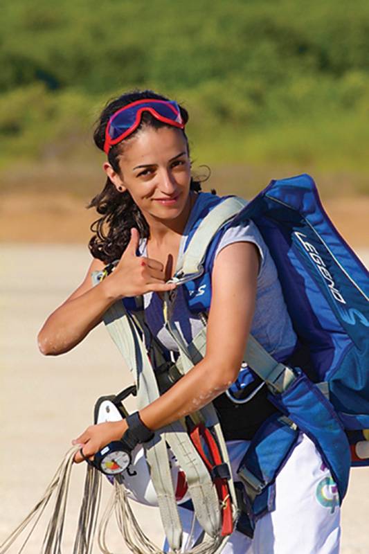 فرح عرنوس
أفتخر بأنني المظلّية الأولى والوحيدة التي تمارس القفز الجوي الحرّ