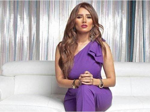 زينة تتعرض للانتقادات بسبب فنان لبناني واللغة الانكليزية