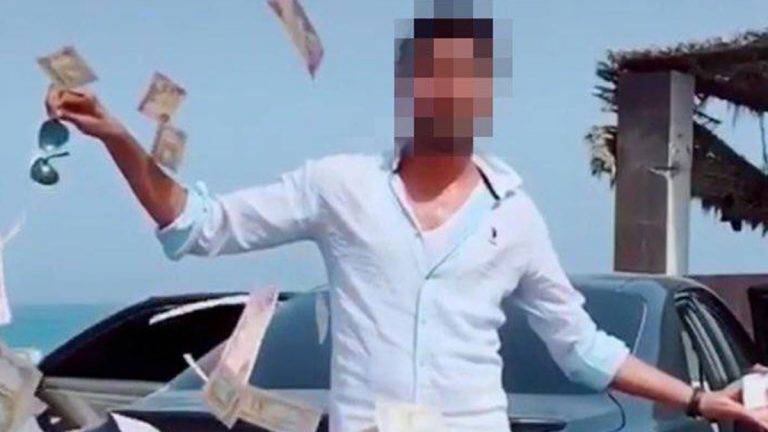 اعتقال شاب رمى الأموال نقدية بقصد التباهي في دولة خليجية