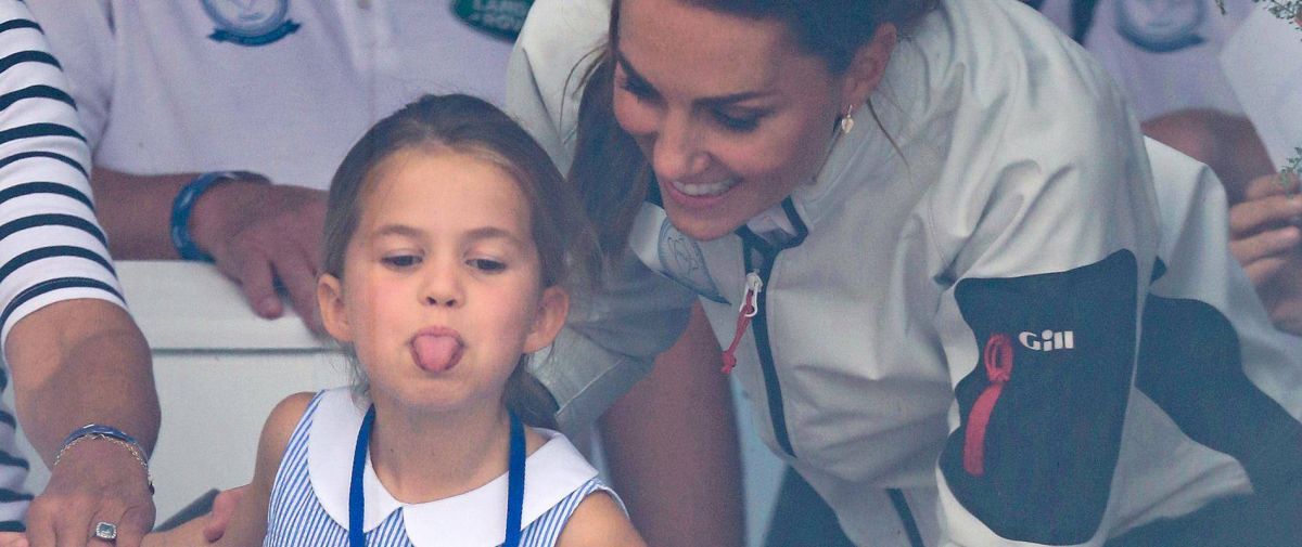 بالفيديو - بعد التصرف الشقي من الاميرة شارلوت.. رد فعل كيت ميدلتون يحدث ضجة