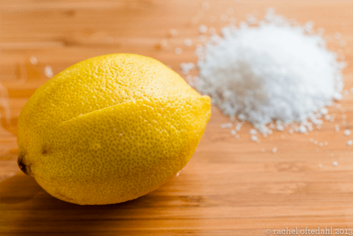 لإزالة البقع عن لوح تقطيع الخضار ورائحة الأواني البلاستيكية... هذه حيلة الليمون المذهلة