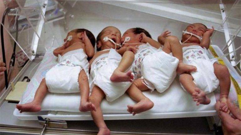 بالصور - حاجّة شابة تضع 4 توائم في مكة المكرمة