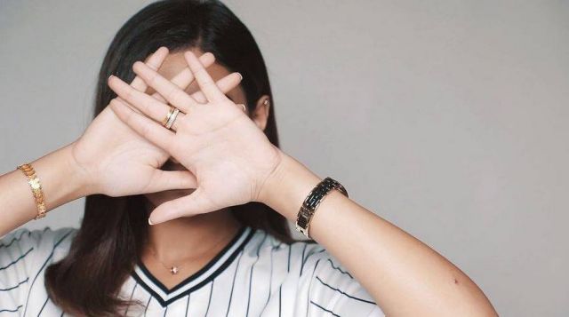 بالفيديو – طليق فنانة خليجية يصدم الجميع باستخدام منتج جمال نسائياً... هذا ما فعله