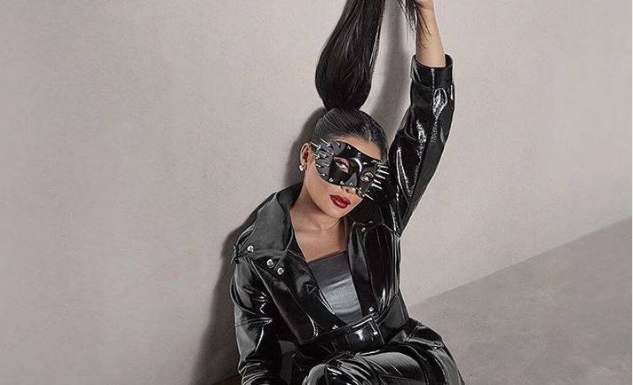 بالصور – جرأة فستان هذه الفنانة الخليجية تشعل المواقع... ماذا ارتدت؟