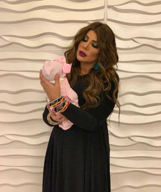 بالفيديو – بعد ضجة حفيدتها... إلهام الفضالة تتعرض للهجوم بسبب ظهور ابنتها بملابس البحر