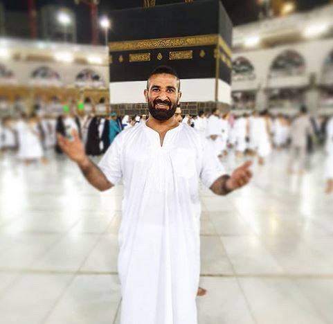 بالفيديو - أحمد سعد يتعرض للانتقاد مجدداً بسبب ما قام به بعد عودته من الحج