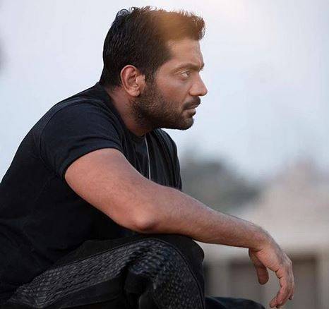 بالصور - أحمد فلوكس يدعم طفل يعاني من السرطان.. ماذا فعل؟
