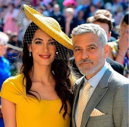 بالصور - أمل كلوني تغير تصميم فستان ليصبح اكثر احتشاماً.. شاهدي ماذا فعلت