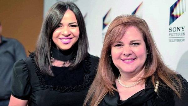 بالصور - دلال عبد العزيز تخسر القليل من وزنها الزائد وتصبح نسخة عن إبنتها ايمي.. شاهدوها