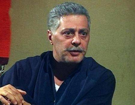 بالصور - هل تذكرون النجم توفيق عبد الحميد.. شاهدوا كيف أصبح شكله والعصا بيده