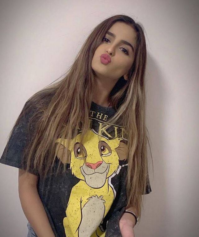 بالفيديو – حلا الترك تتلقى قبلة على المسرح ورد فعلها يشعل المواقع... شاهدوا ما حدث