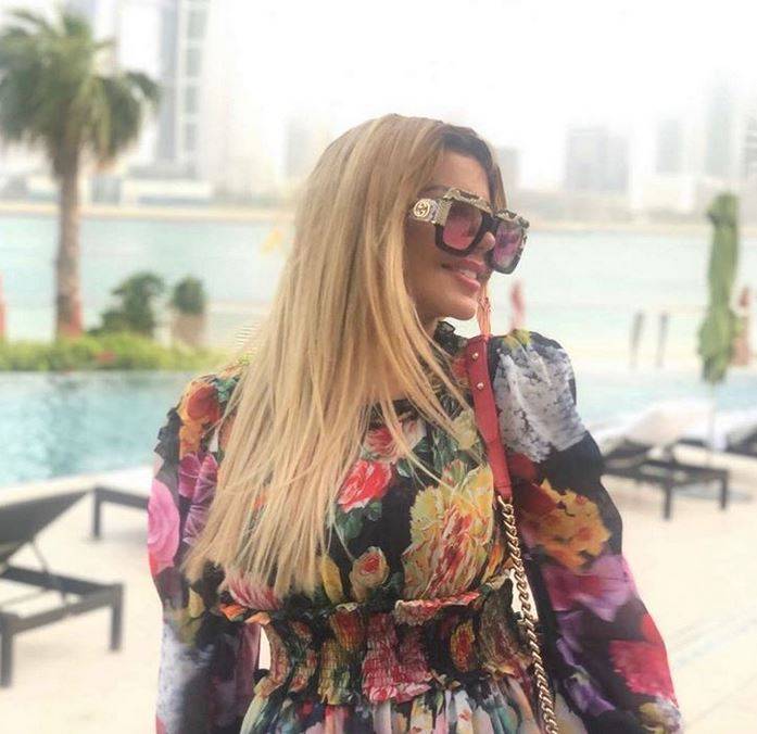 بالفيديو – معجبون يحاصرون سيارة حليمة بولند... شاهدوا كيف ترجوهم وتكاد تفقد الوعي