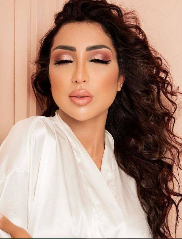 بالصورة – دنيا بطمة تشعل المواقع بسروالها الغريب... من تجرؤ الى ارتدائه؟