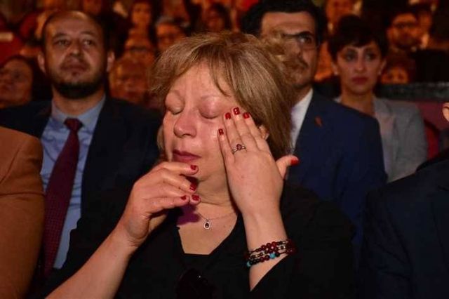 بالصور - بكاء سمية الألفي في ظهورها بملابس الحداد بعد وفاة فاروق الفيشاوي