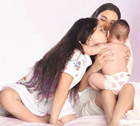 بالفيديو - سيرين تكشف عن وجه إبنها بشكل واضح للمرة الاولى.. هل يشبهها؟