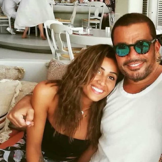 بالفيديو - عمرو دياب يحيي حفل زفاف ممسكاً بيد دينا الشربيني