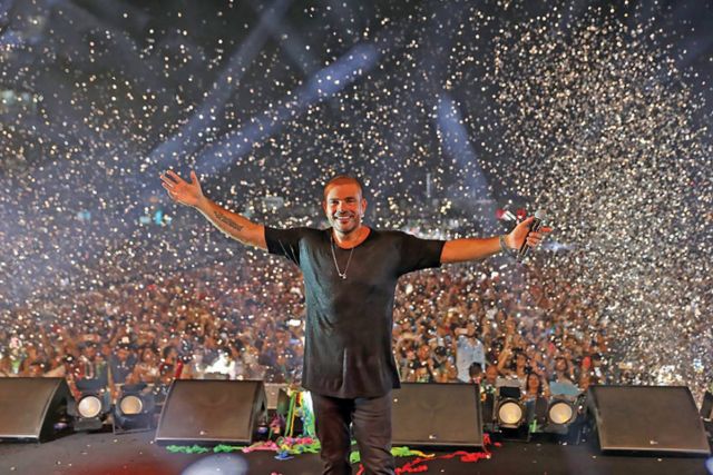 عمرو دياب يوجّه ثلاث رسائل في حفله الأخير