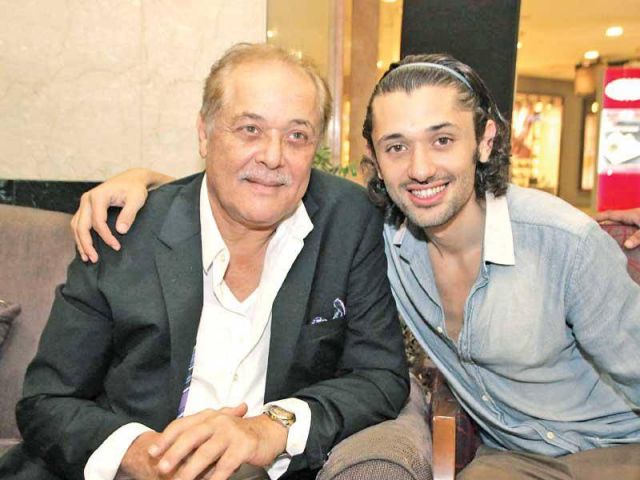 بالفيديو - كريم محمود عبد العزيز يشعل مواقع التواصل بما فعله بأغنية 