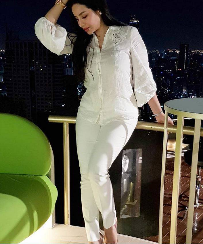 بالصورة – لجين عمران تتأنق بالسروال القصير... شاهدوها