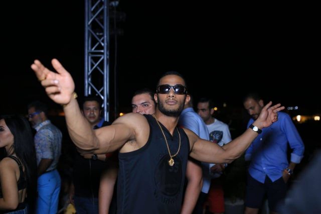 بالصور - محمد رمضان بقميص إليسا الشفاف.. والجمهور ينتقده: 