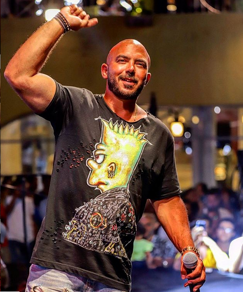 الجمهور يسخر من محمود العسيلي بسبب ملابسه.. وهو يرد