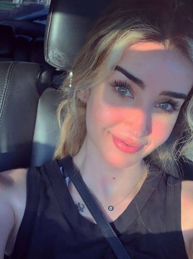 بالصورة – هنا الزاهد تهز المواقع بالسروال الضيق والسترة المخرمة... شاهدوها