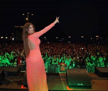 بالفيديو - هيفاء وهبي تثير الجدل بملابسها الجريئة وحركاتها العفوية على المسرح