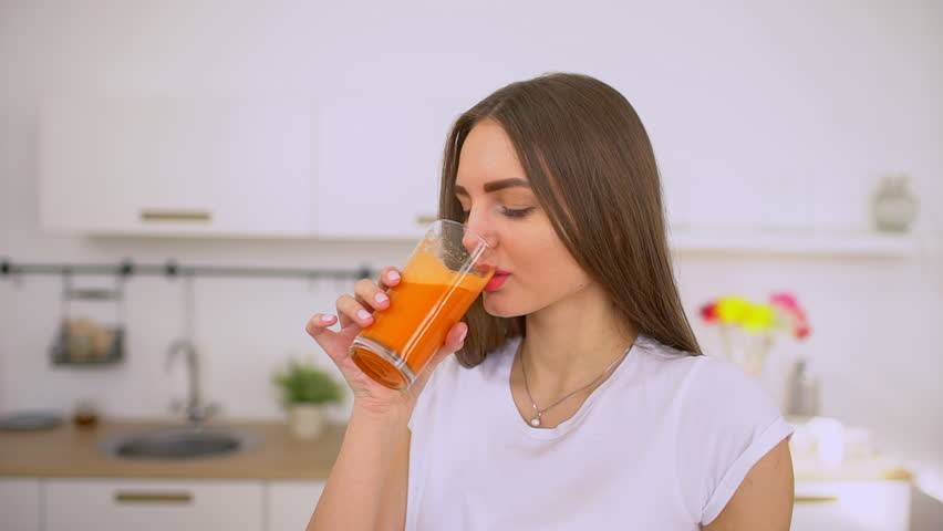 أضيفوا القرفة إلى هذا العصير واحصلوا على بطن مسطح في أيام