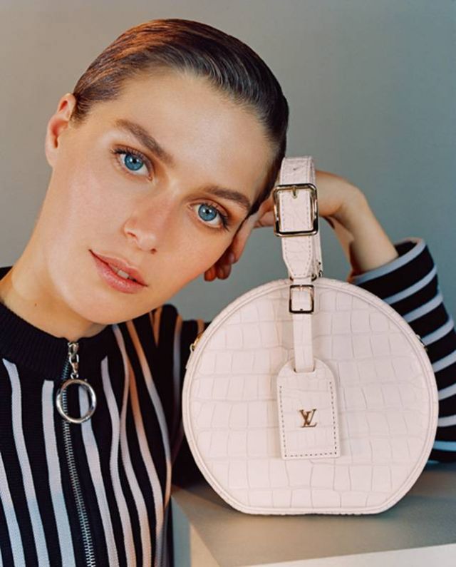 حقائب الجلود الفاخرة من لويس فويتون متوافرة في 25 لوناً لامعاً و4 ألوان مطفأة، مع خيارات إضافية في كل موسم. الحقيبة من مجموعة بتوتيت بوات شابو، من جلد التمساح الأبيض المائل الى اللون البيج