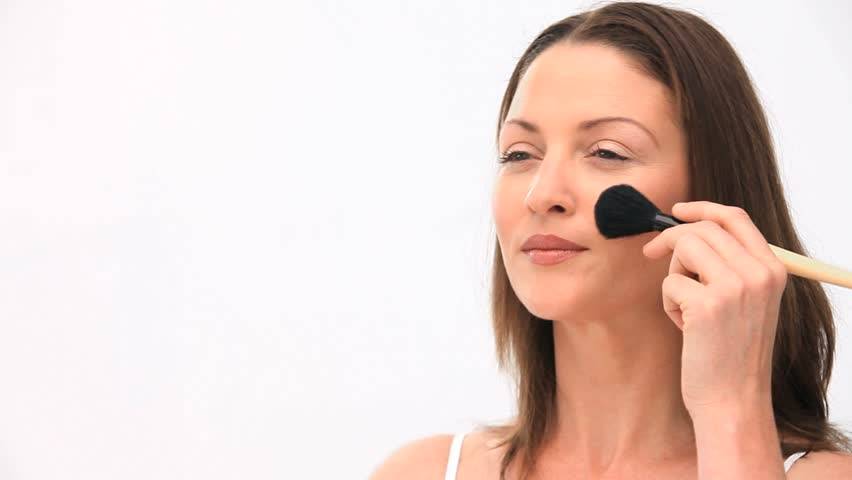 هذا ما يجب تدليك الوجه به قبل الماكياج ليدوم لساعات طويلة