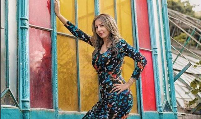 بالصور - جنات تعود للظهور بعد غياب.. وتظهر ابنتها للمرة الأولى