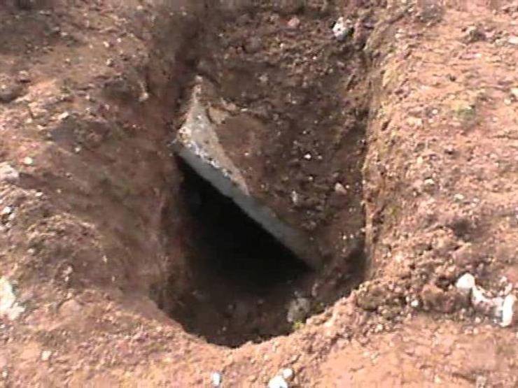 بالفيديو - معجبو فنان ينبشون قبره فور دفنه