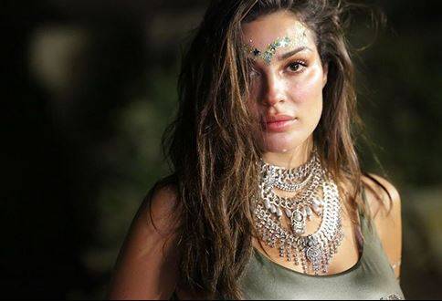 بالفيديو - نادين نسيب نجيم تخطف الانظار من صديقتها يوم زفافها وترقص بعفوية